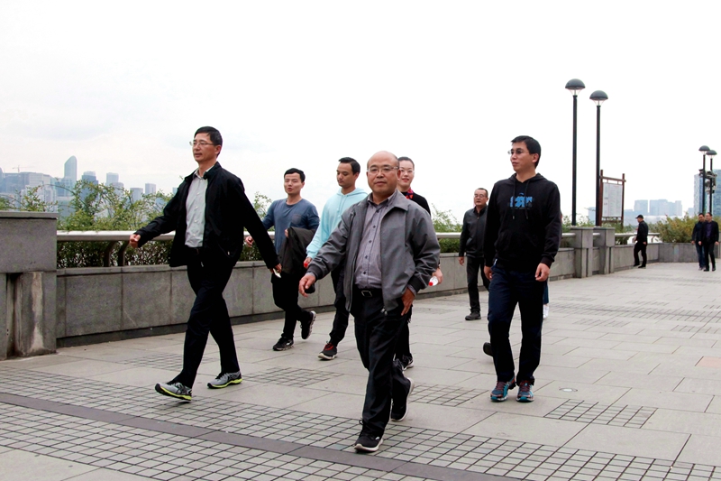 又逢金秋最美時，500多名浙農員工參加沿江健走