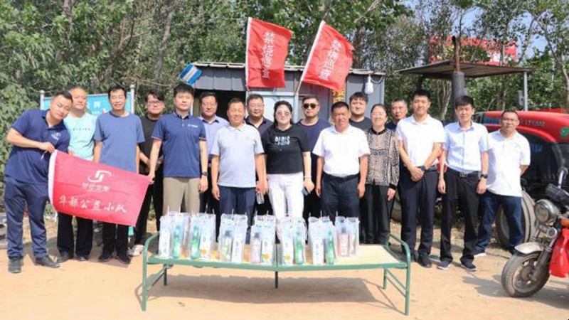 濟(jì)寧華都黨員公益服務(wù)隊開展&ldquo;情系駐村 夏送清涼&rdquo;高溫慰問活動