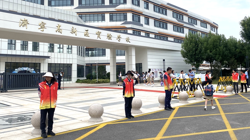 愛(ài)心護(hù)航 濟(jì)寧華都黨員公益服務(wù)隊(duì)協(xié)助學(xué)校開學(xué)迎新